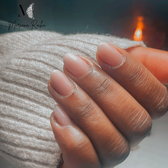 Manicure natural com brilho discreto e cutículas tratadas