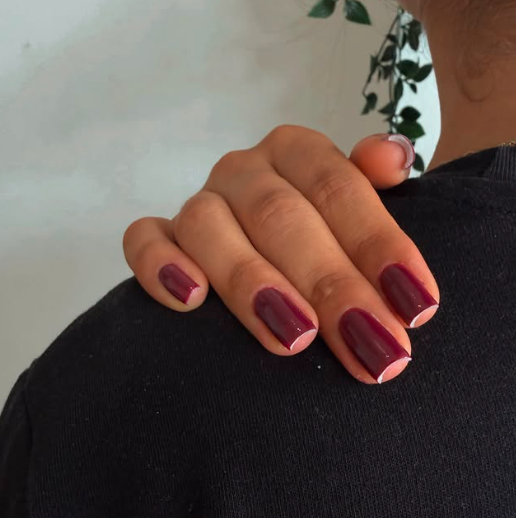 Unhas de gel em tom bordô feitas no Mariana Rocha Studio